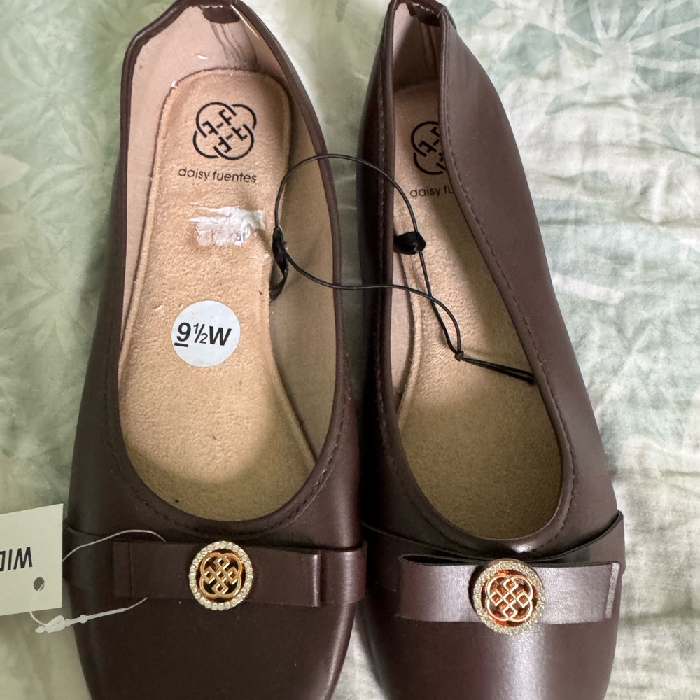 Daisy Fuentes Women's Brown Ballet Flats